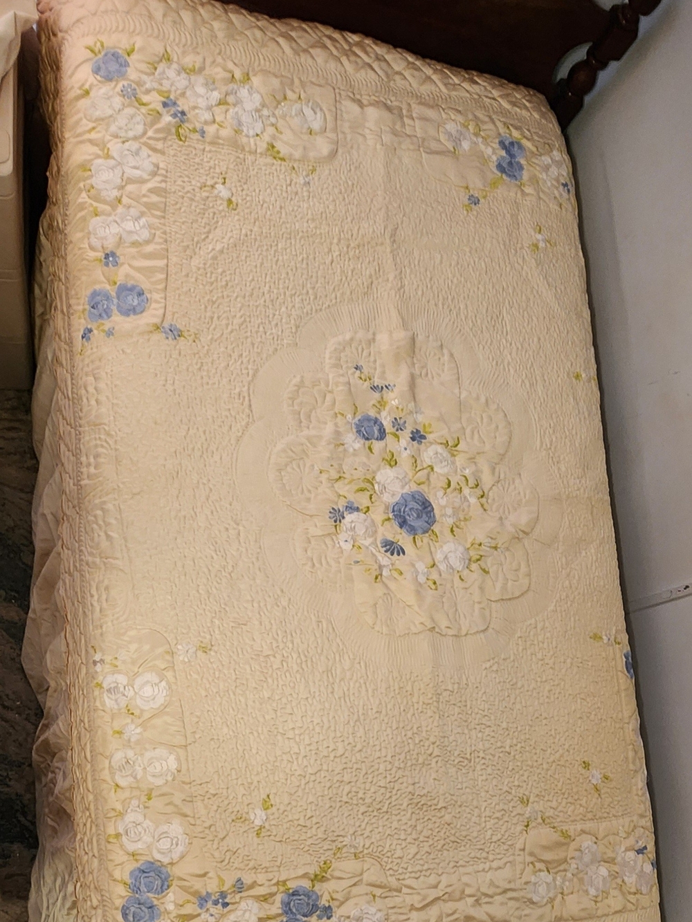 Vintage Quilted Bedspread Raised Floral Candlewick Embroidery  Yellow Base  Full - Picture 3 of 11